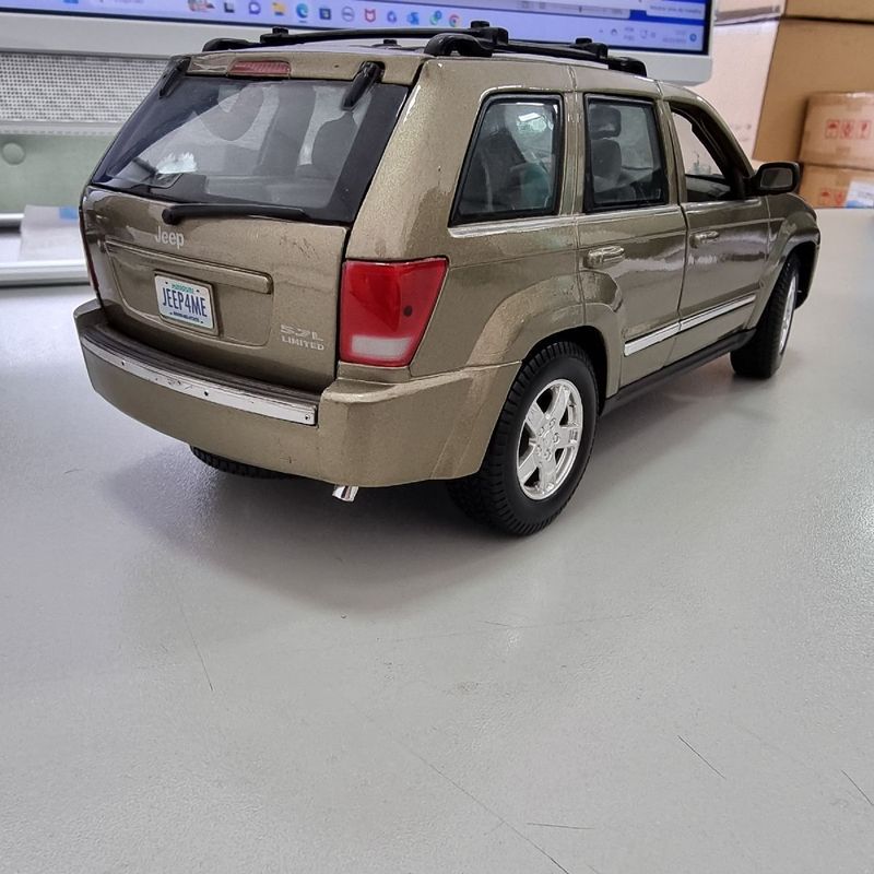 Miniatura Jeep Grand Cherokee 5.7 2005 1:18 Maisto Excelente