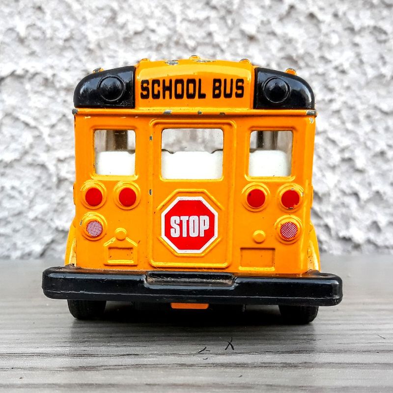 Miniatura Colecionável Ônibus Escolar Amarelo 1/62 Kinsfun