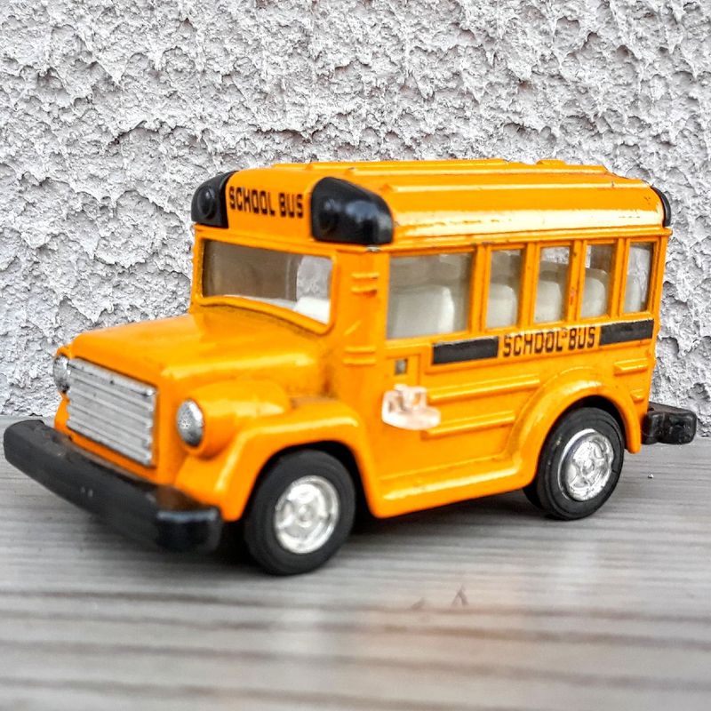 Miniatura Colecionável Ônibus Escolar Amarelo 1/62 Kinsfun