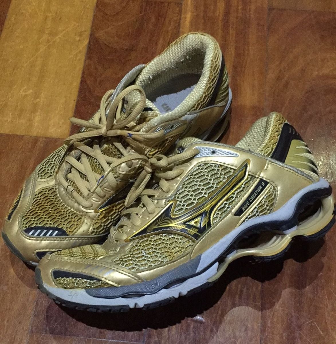 mizuno dourado feminino