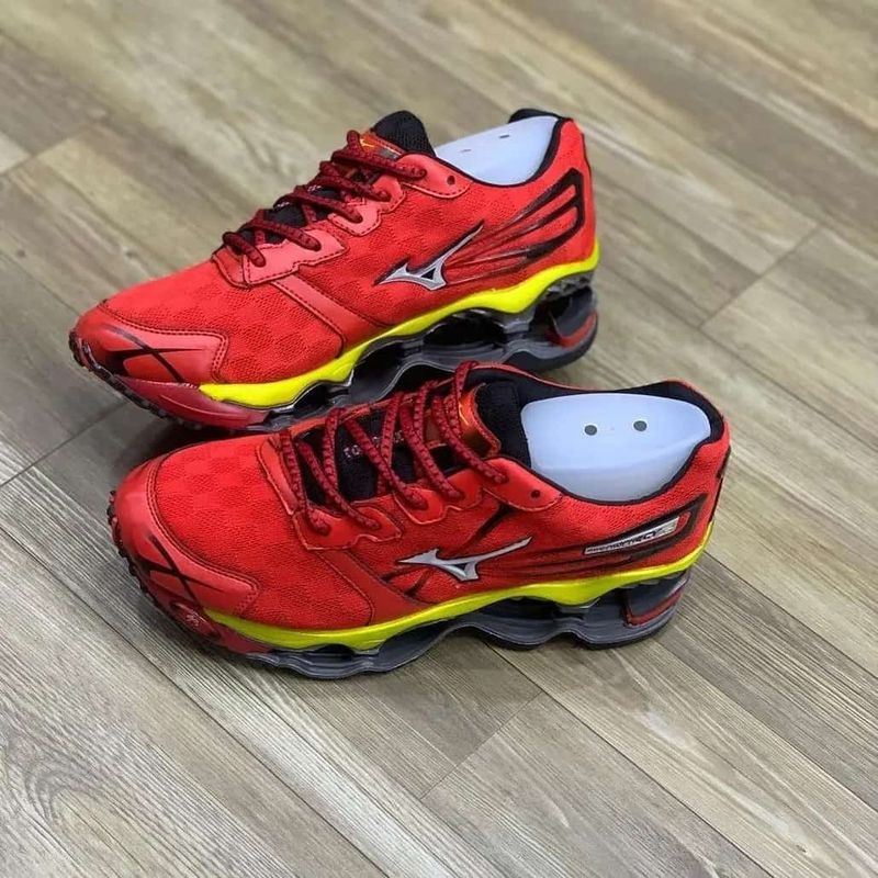 Mizuno vermelho e store amarelo