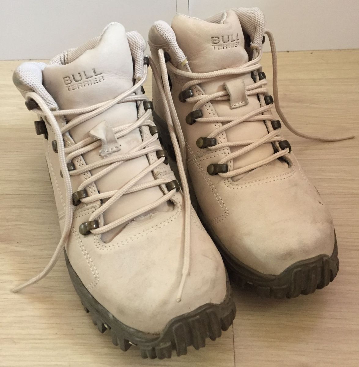 bota bull terrier bege