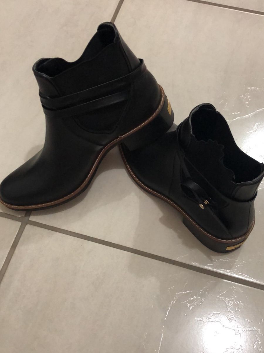 bota chelsea colcci recorte preto