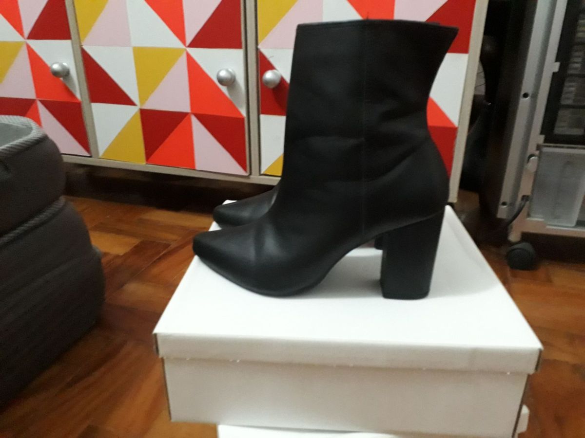 bota preta bico fino salto grosso