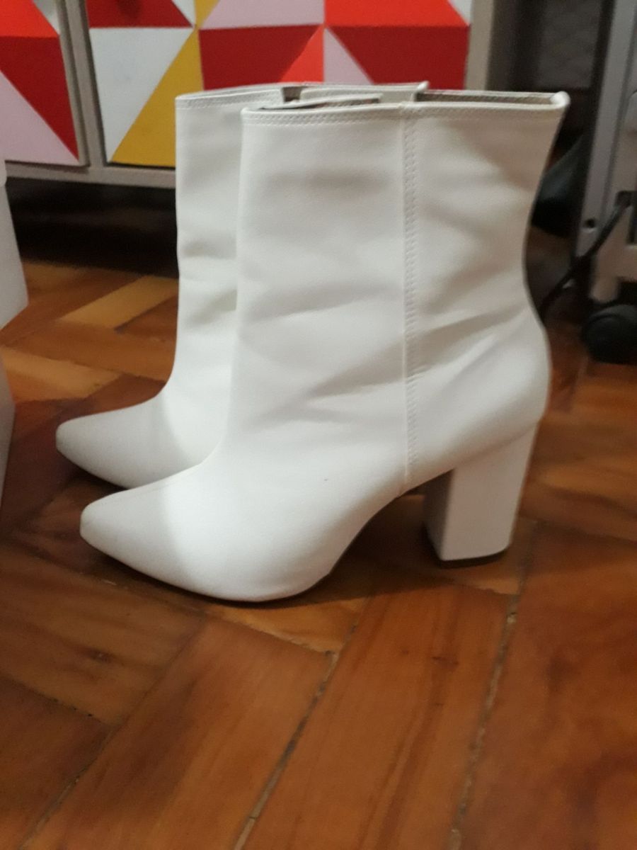 bota branca xuxa