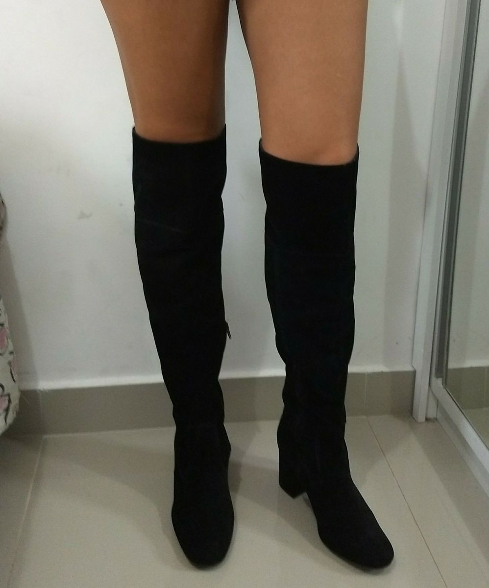 calça jeans flare barra desfiada