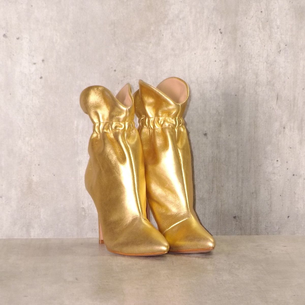 bota schutz dourada
