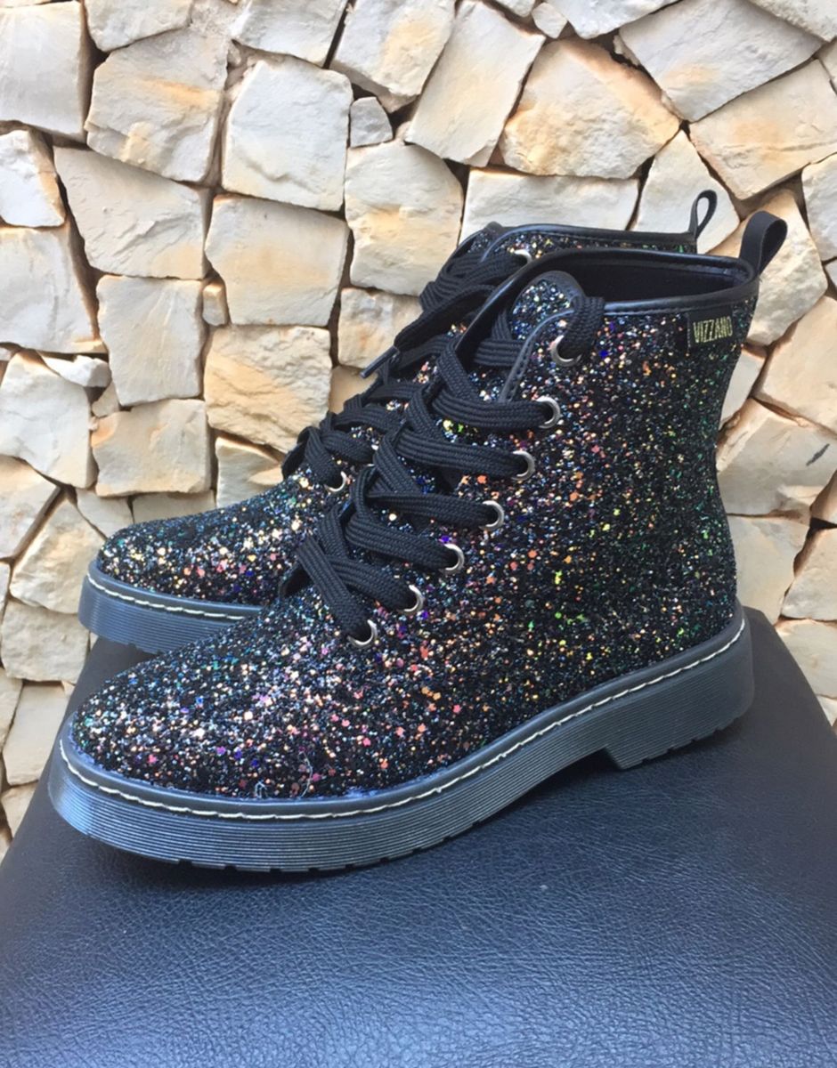 bota brilhante vizzano