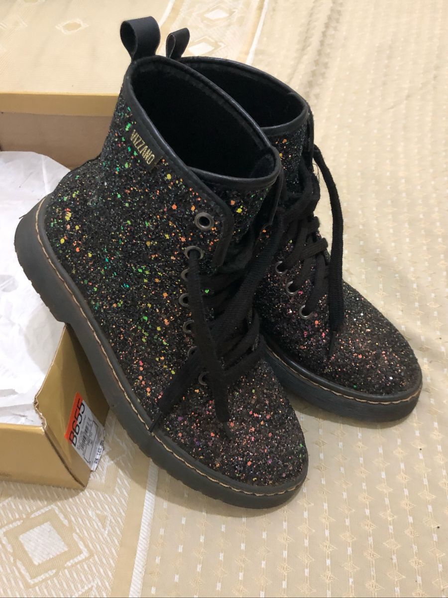 bota brilhante vizzano