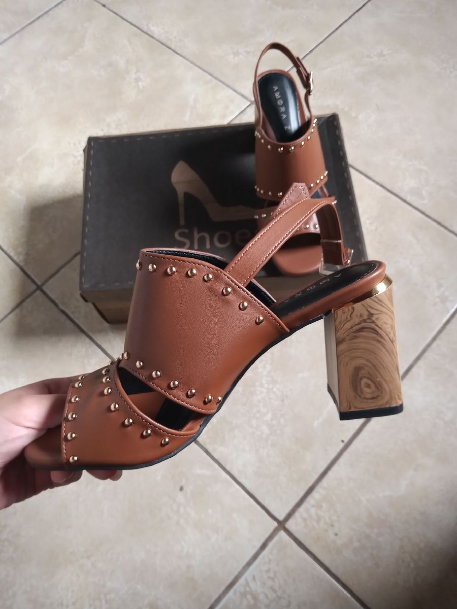 sandalia do salto quadrado