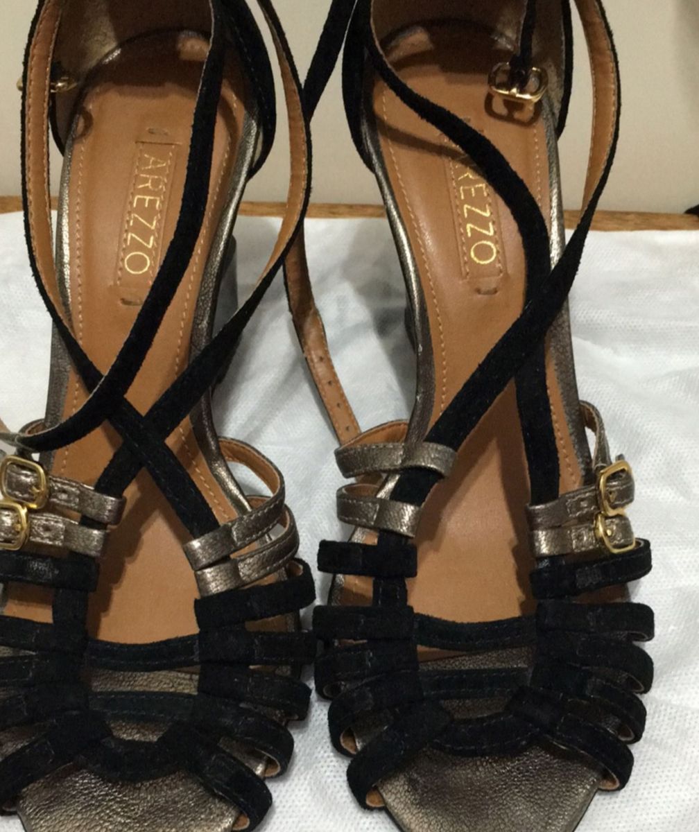 sandalia anabela preta arezzo