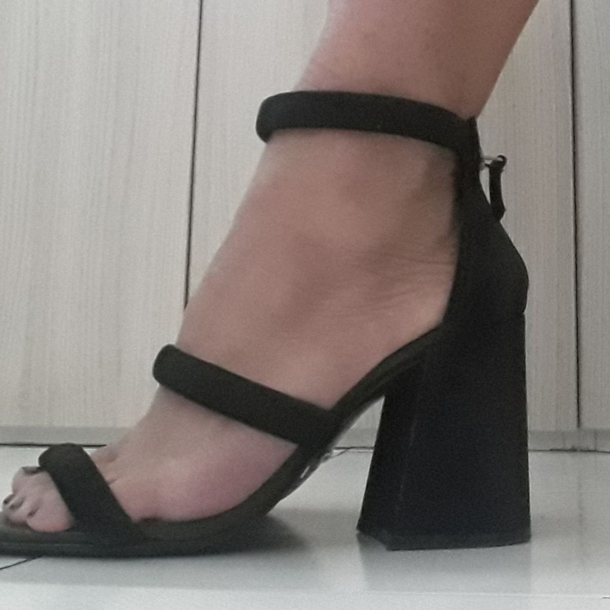 sandalia nobuck salto grosso arezzo