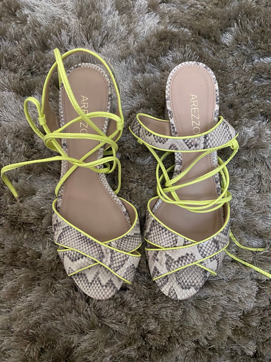 sandalia arezzo neon