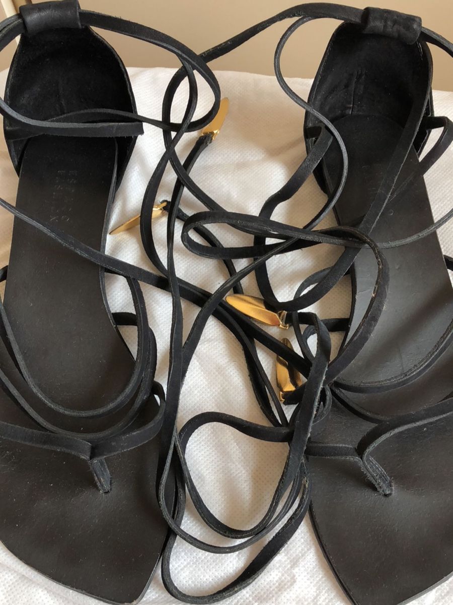 rasteirinha amarrada na perna