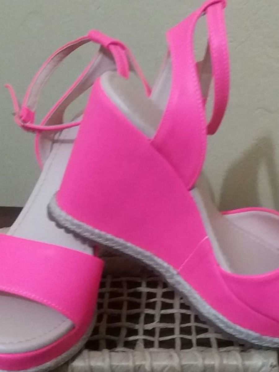 sandalia anabela neon