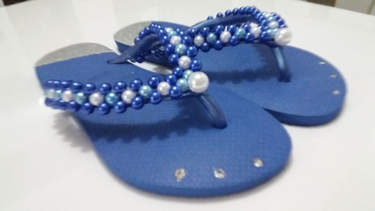sandalia decorada com perola e strass