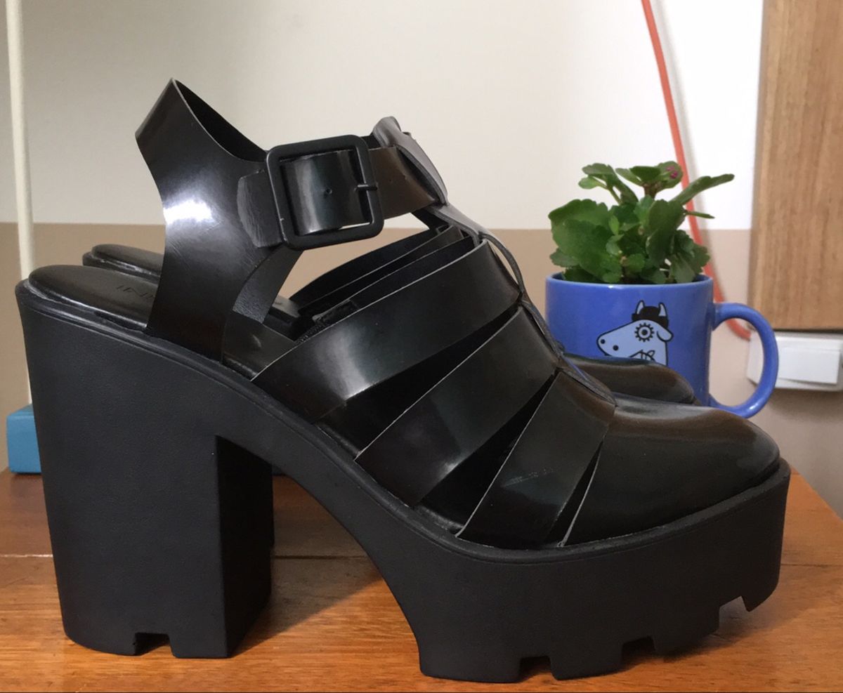 sandalia tratorada preta fechada na frente