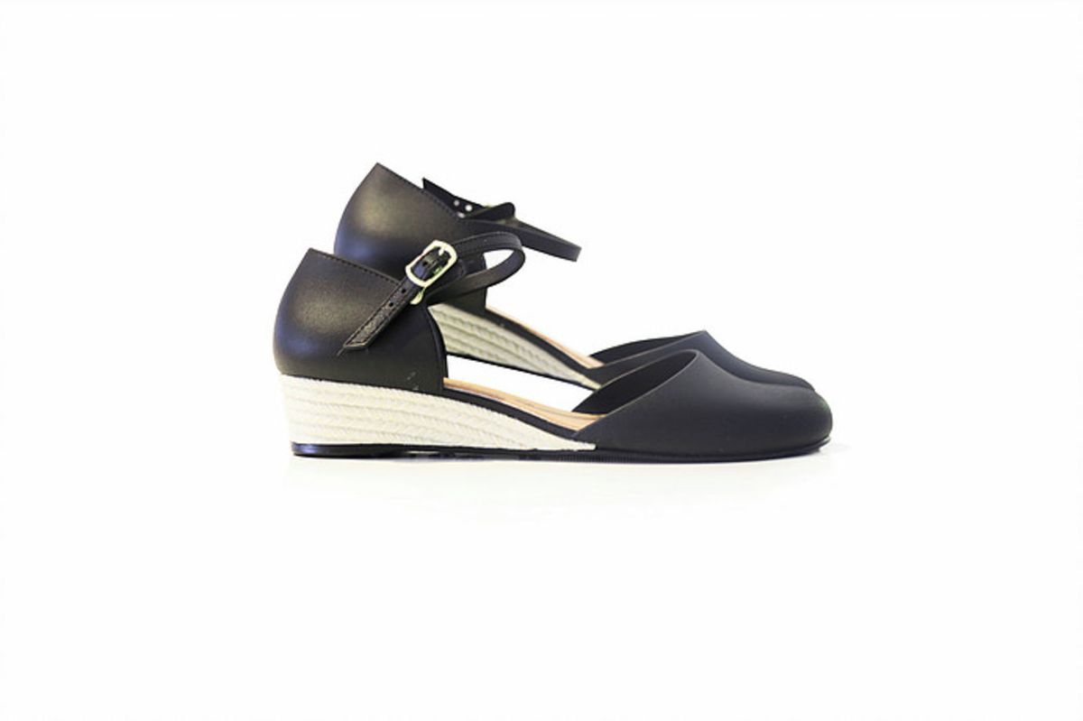 sandalia anabela de plastico