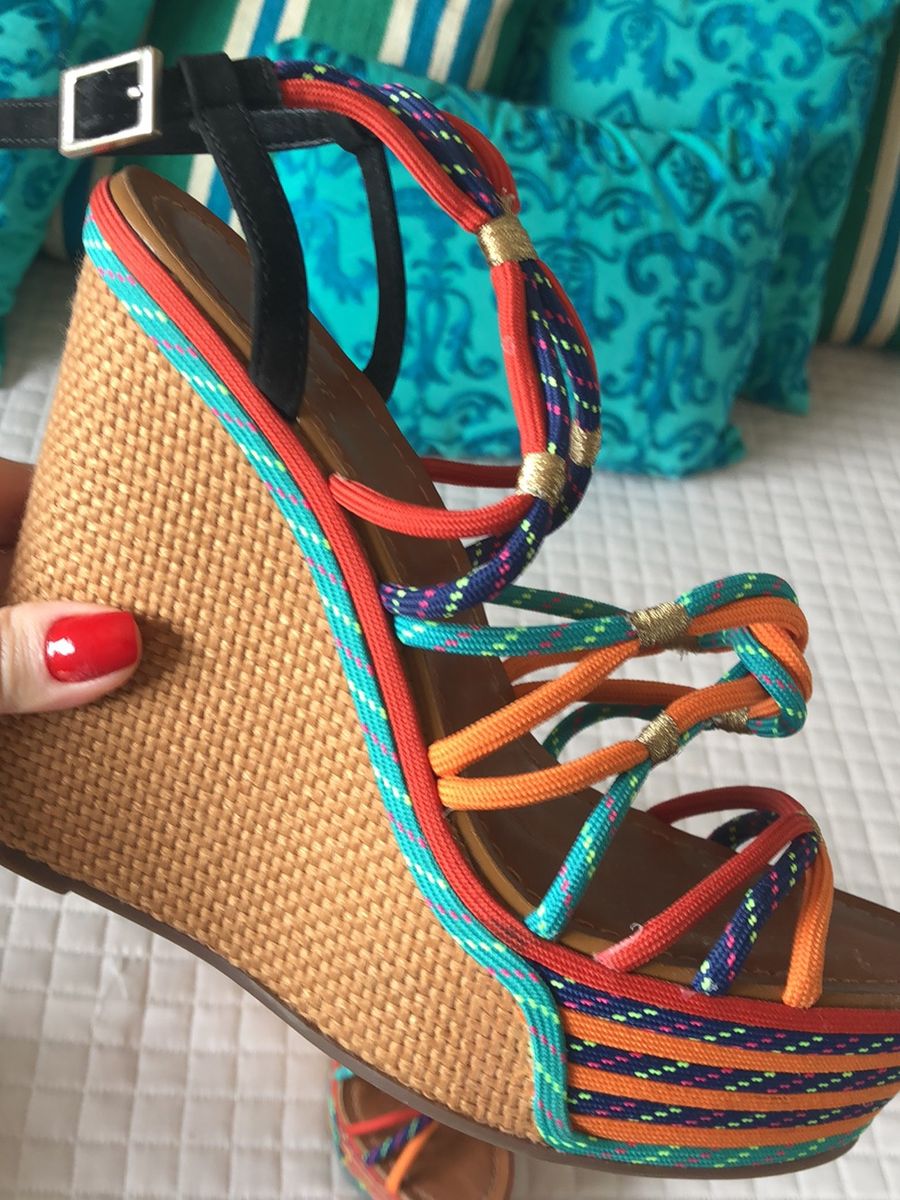 sandalia colorida schutz