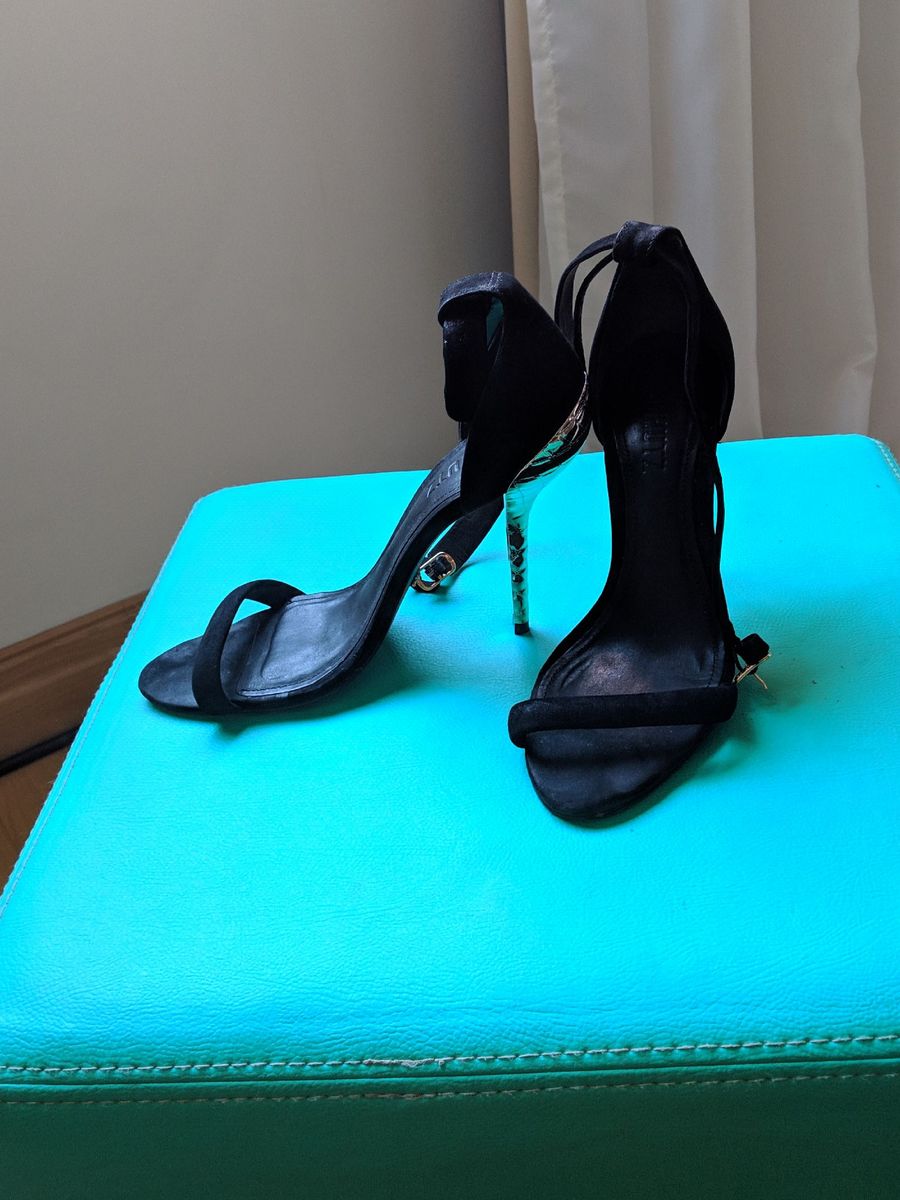 sandalia tira fina preta