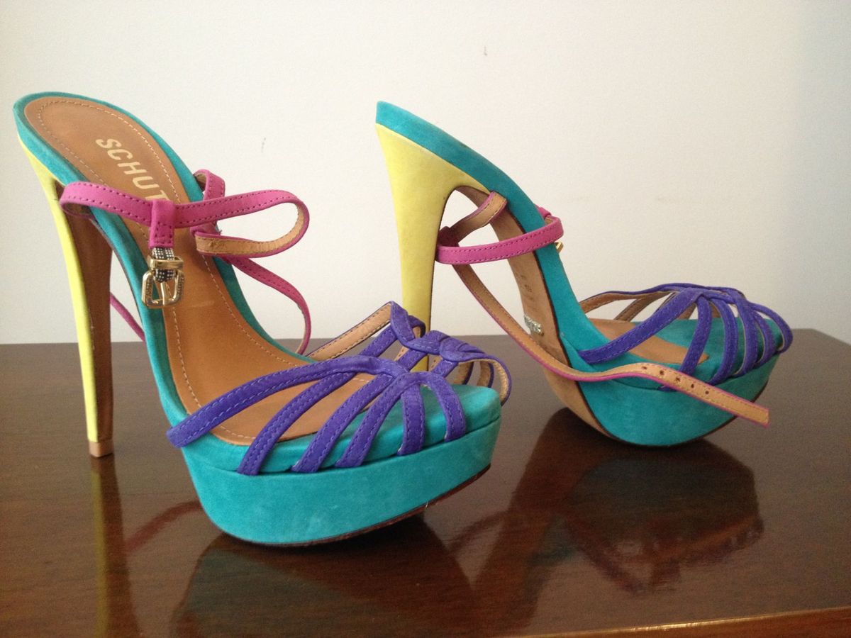 sandalia colorida schutz