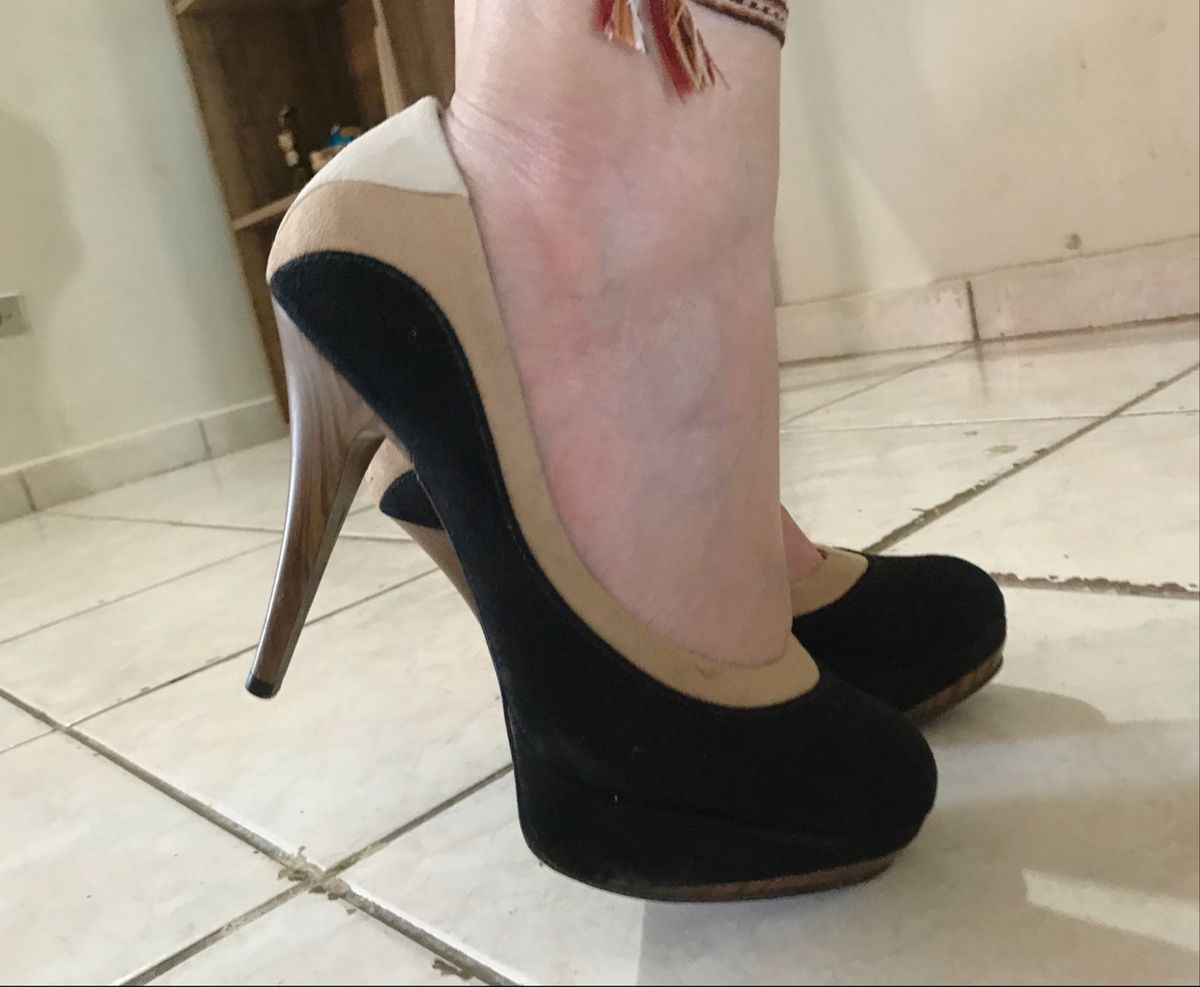 salto alto grosso fechado na frente