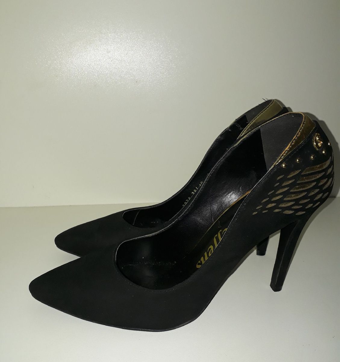 scarpin preto com detalhes dourado