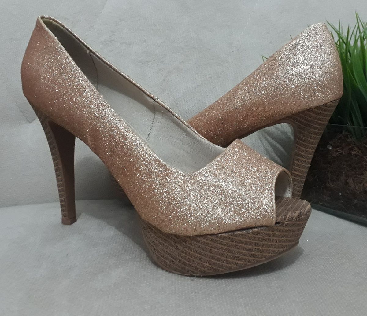 sapato com brilho dourado