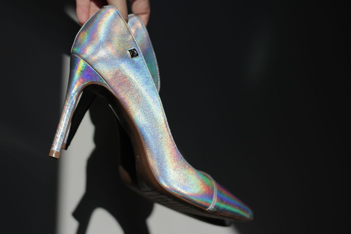 scarpin holografico