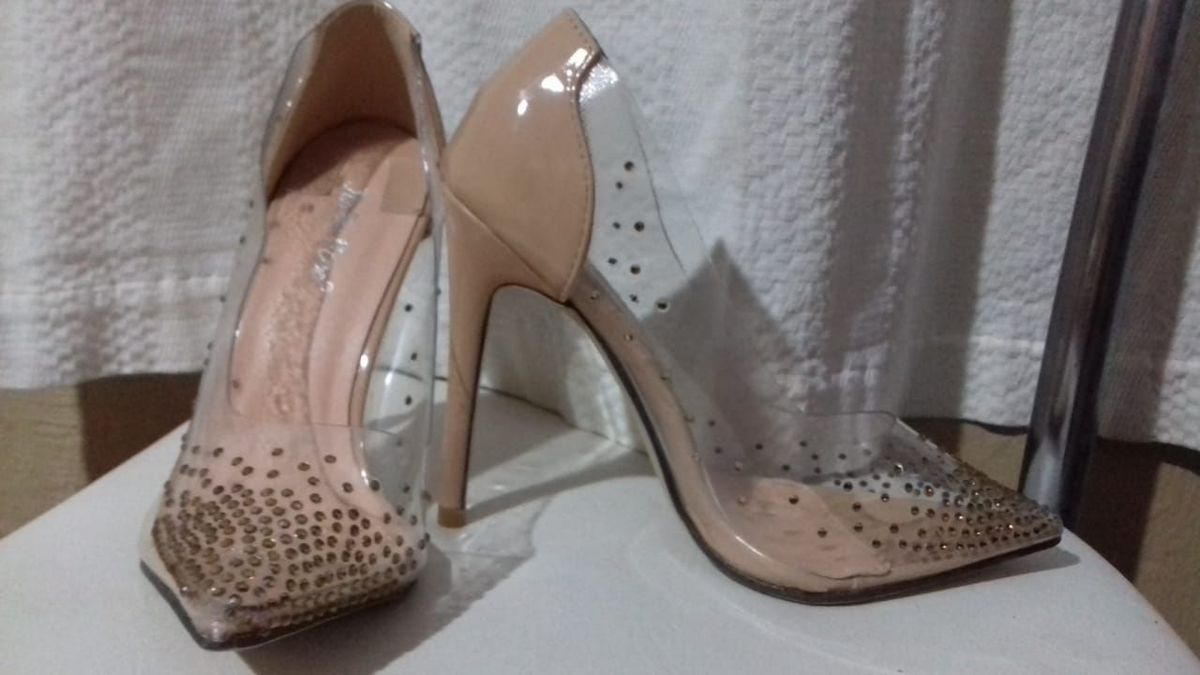 scarpin transparente com pedras