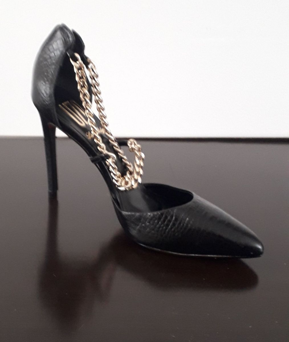 scarpin com corrente