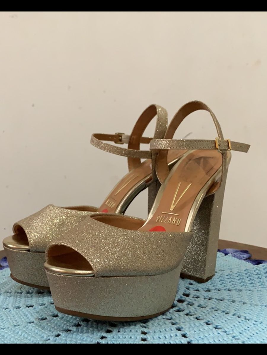 sapato dourado vizzano meia pata