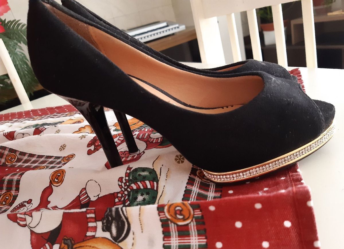 sapato preto aberto na frente