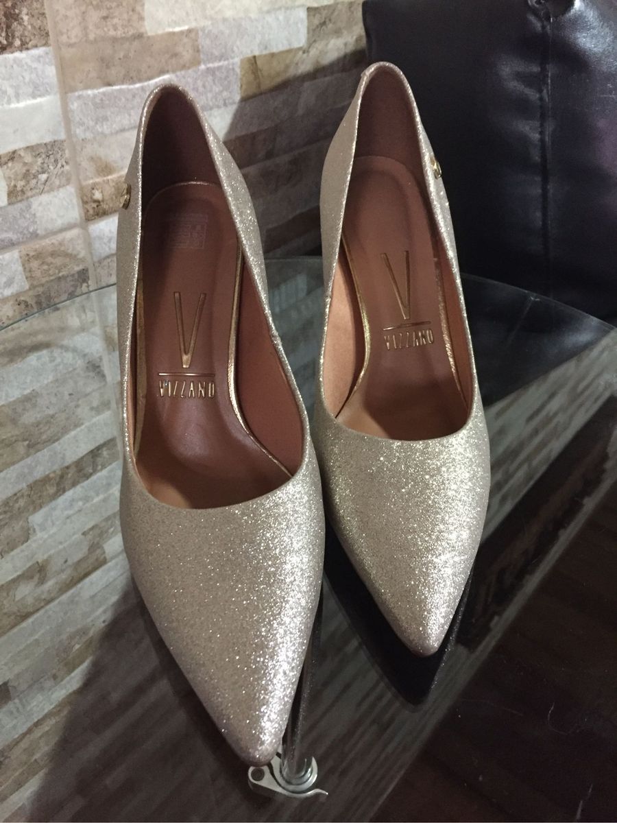 scarpin com glitter dourado