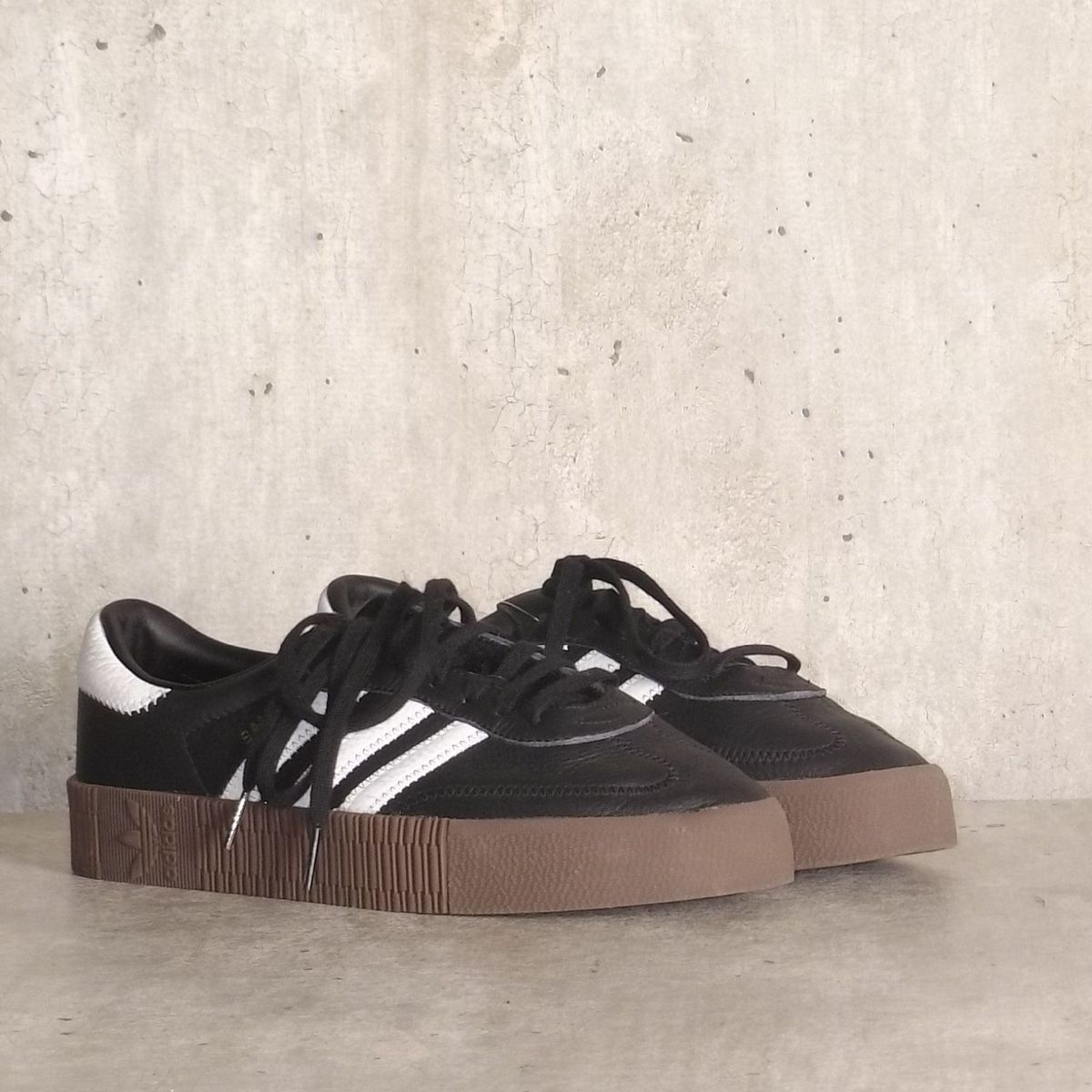 tenis adidas preto bico branco