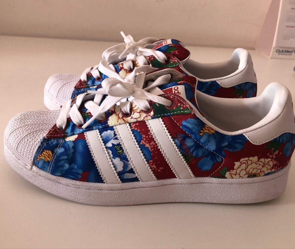 tenis florido adidas