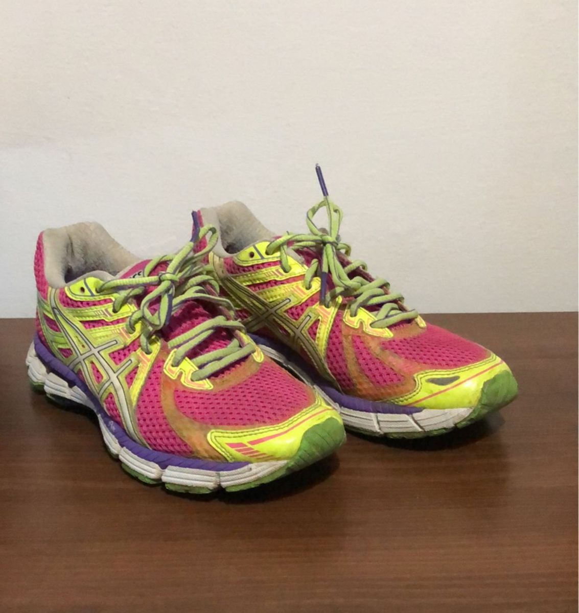 sapato asics colorido