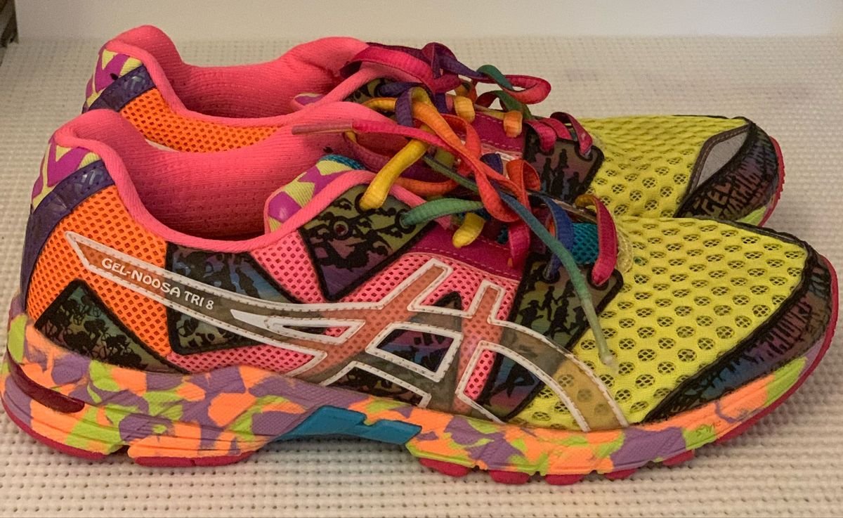 tenis asics feminino neon