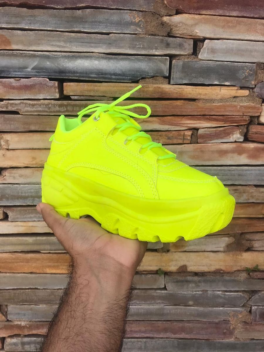 tenis amarelo fluorescente