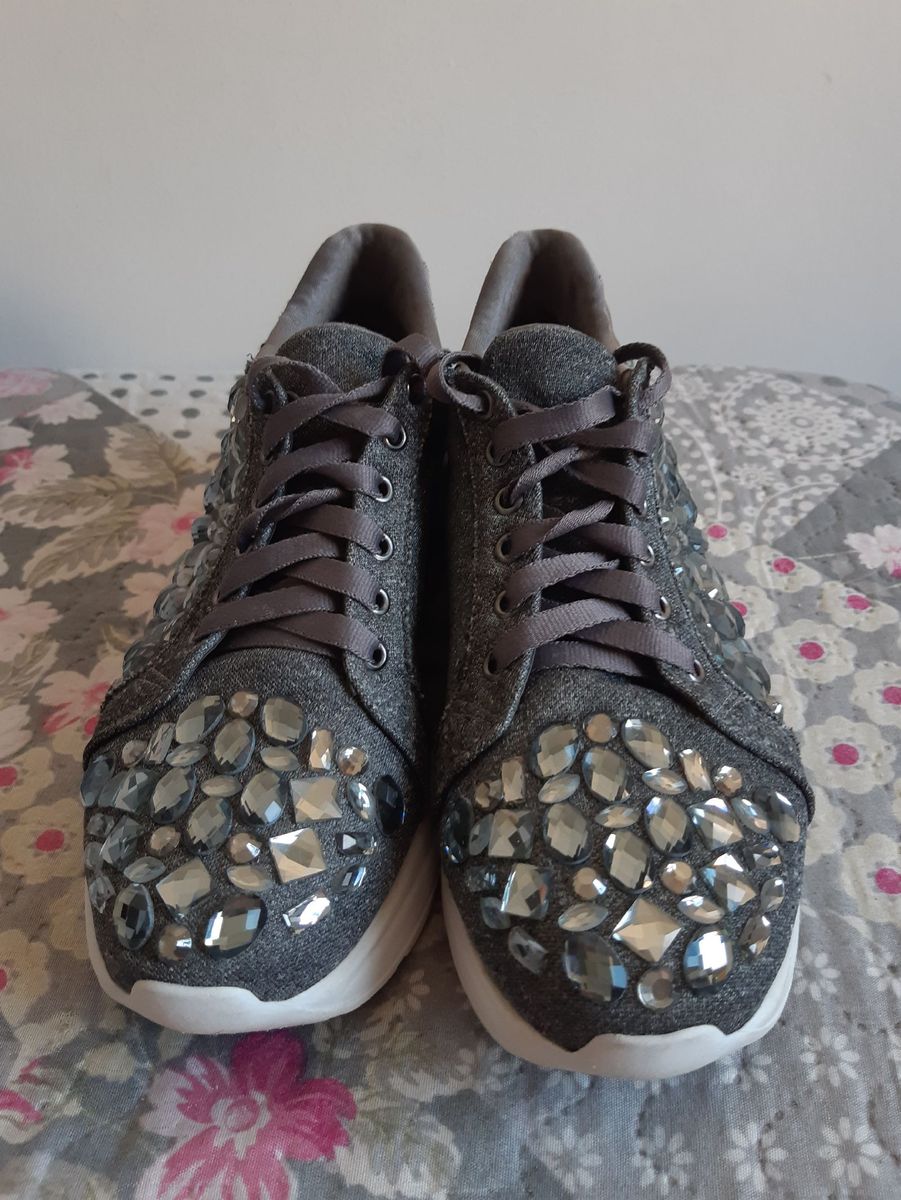 tenis com pedraria constance