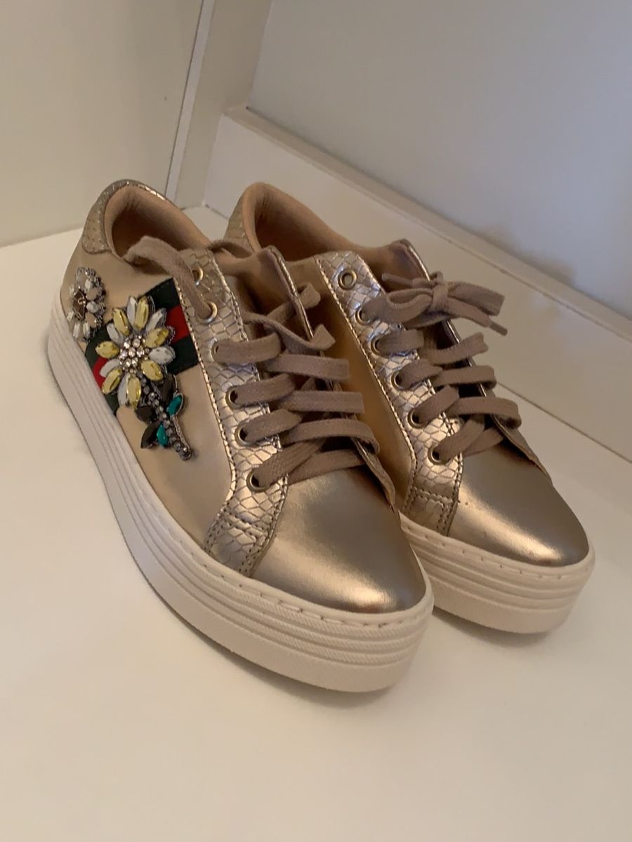 tenis dourado constance