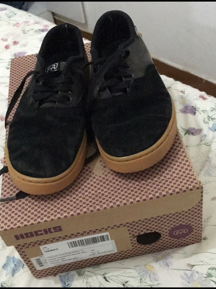 tenis feminino preto e marrom