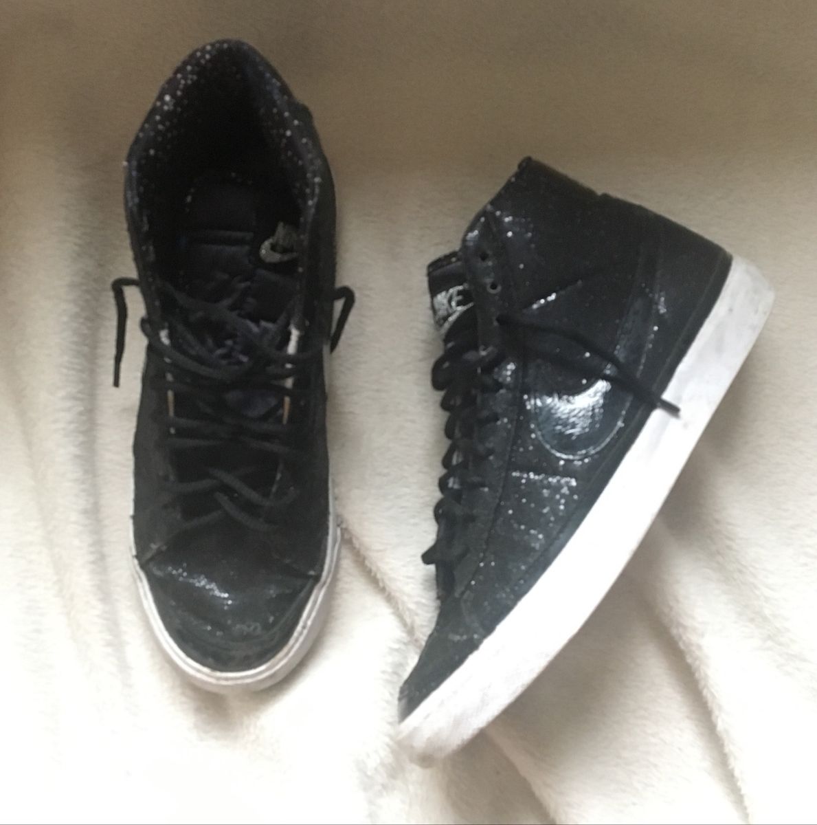 tenis preto brilhante feminino