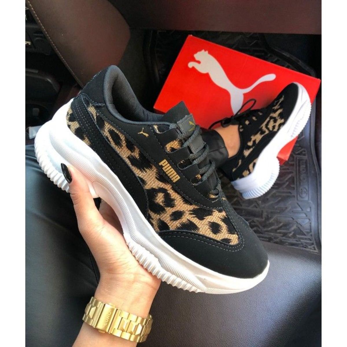 tenis preto com onça