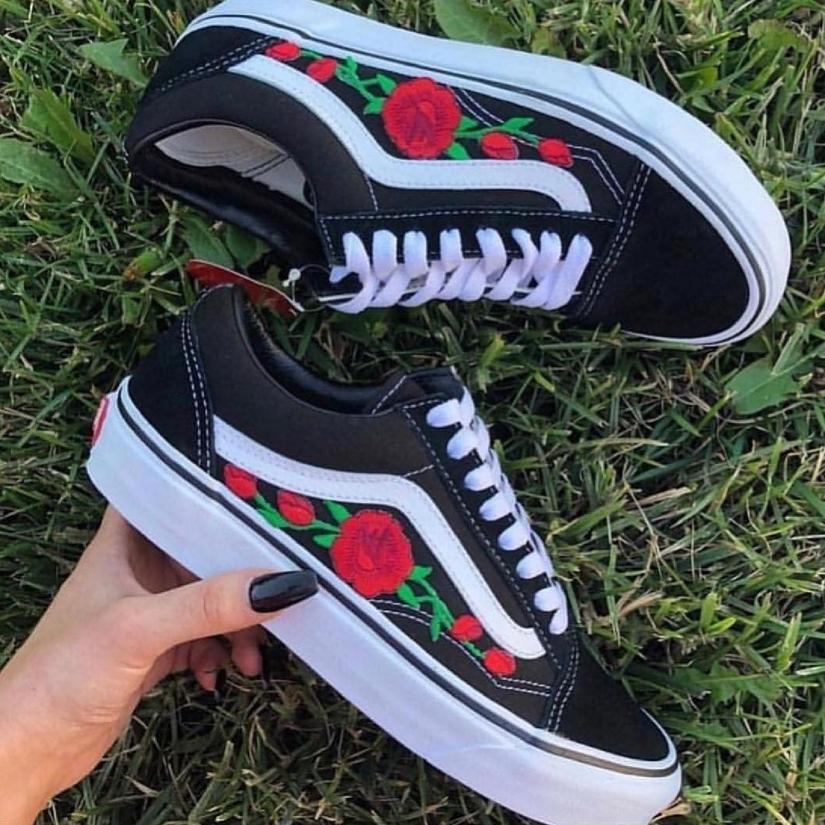 tenis vans preto com flores vermelhas