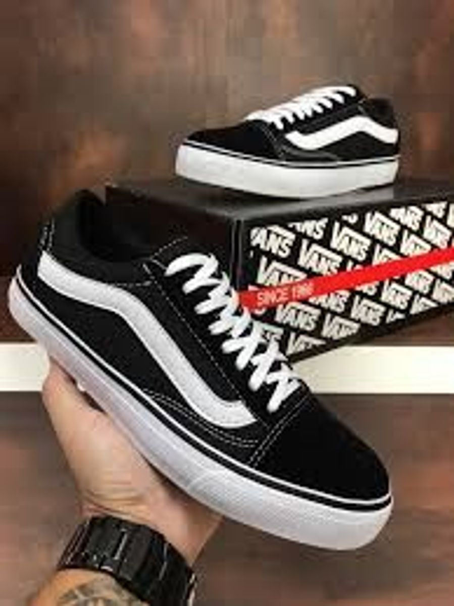 vans preto com a listra branca