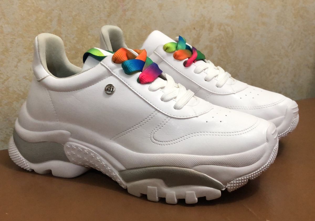tenis branco com cadarço colorido via marte