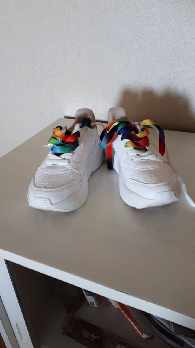 tênis branco com cadarço colorido