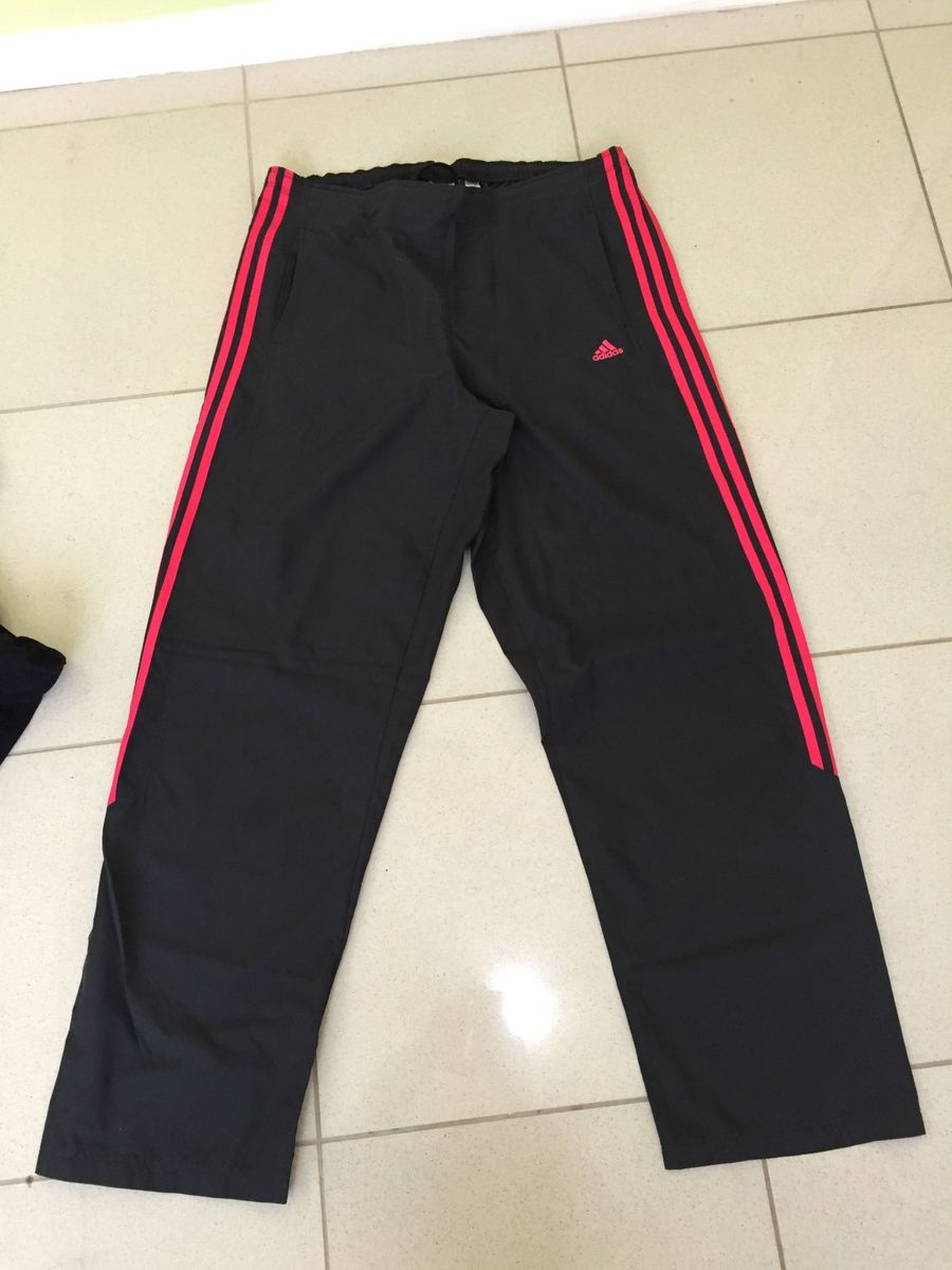 calça adidas preta com listras vermelhas