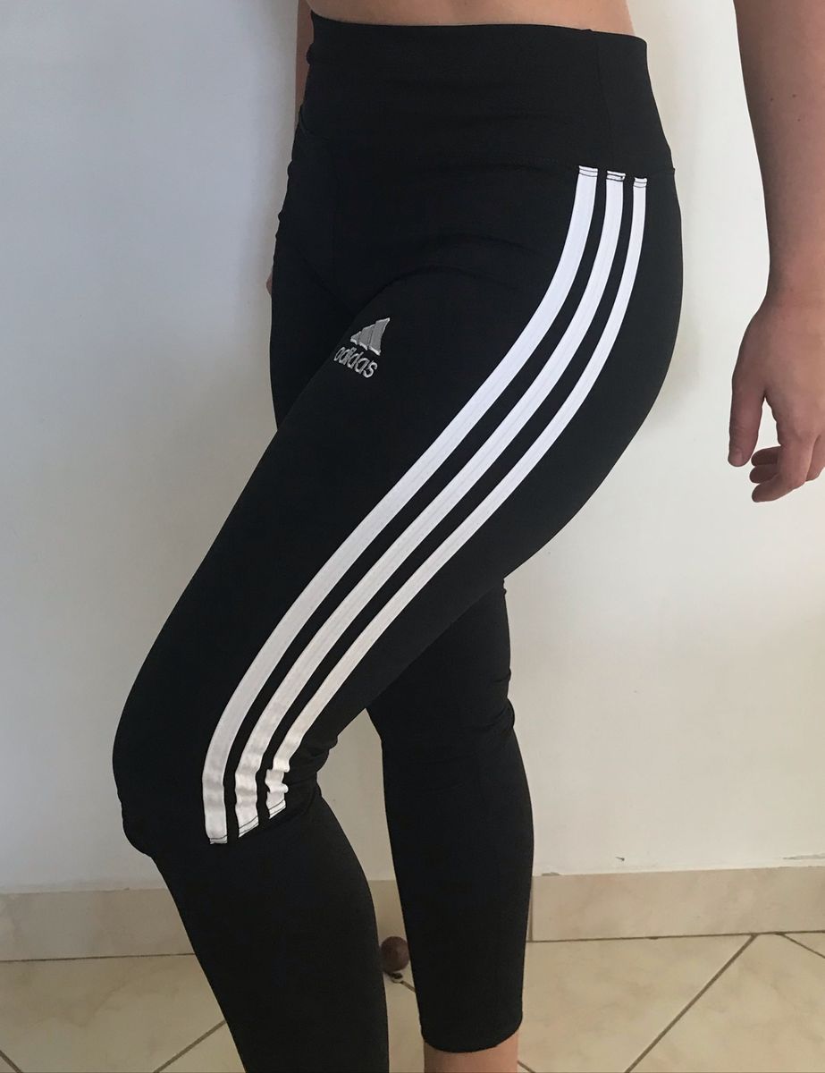 calça da adidas preta e branca